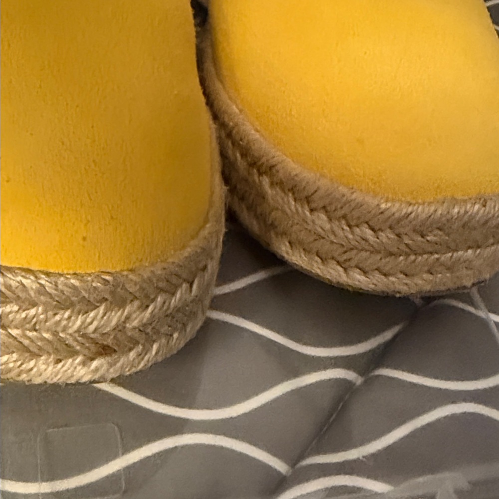 TOMS Women's Vibrant Yellow Loafers NWOT - Picture 4 of 4